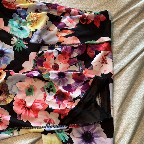 EUC 7/8 length floral Old Navy Active leggings - Picture 2 of 4